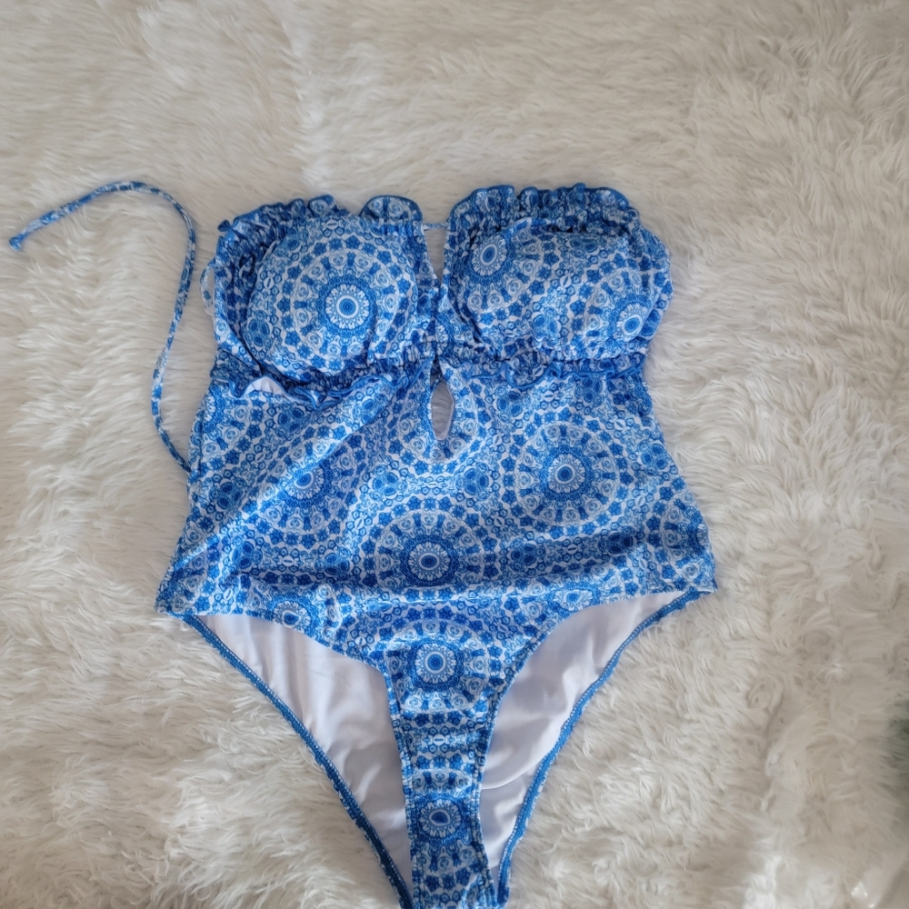 WDIRARA Womens frill trim swim suit top